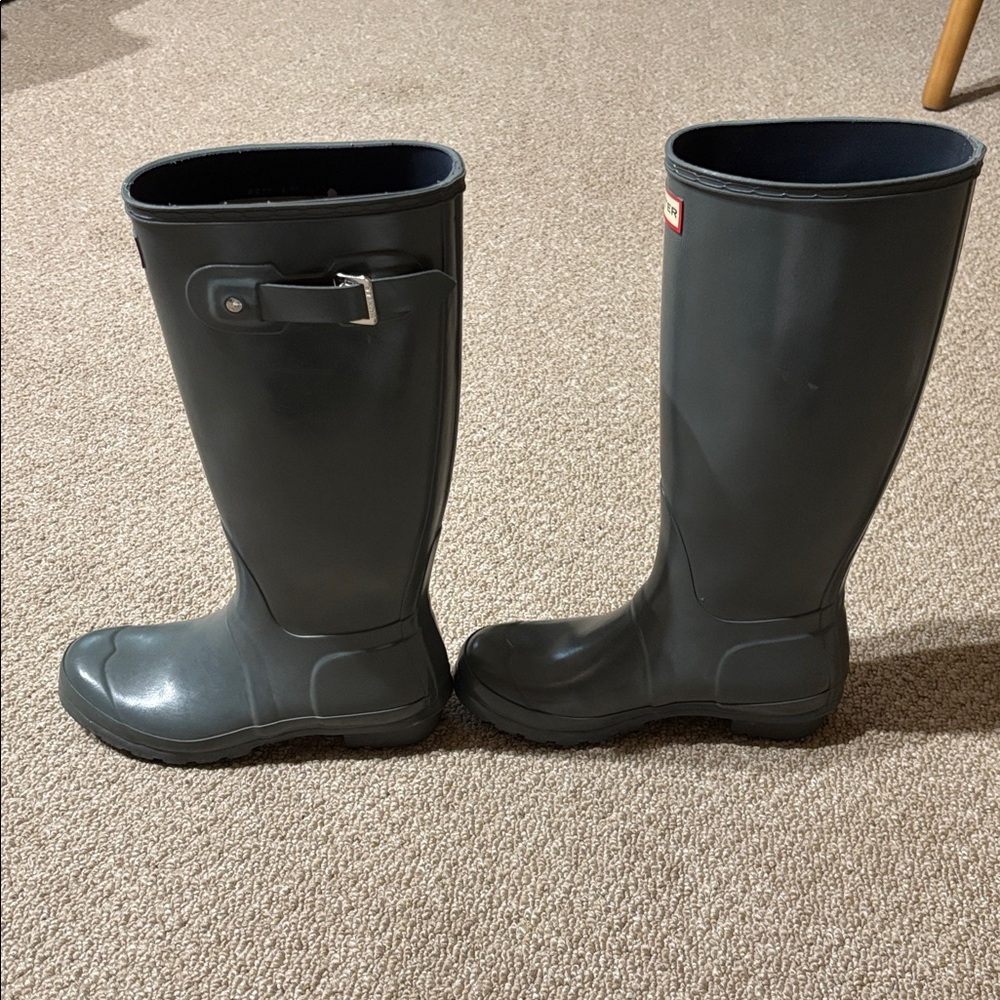 Hunter Tall Rain Boots in Glossy Grey. Size 38/7 - Picture 5 of 10